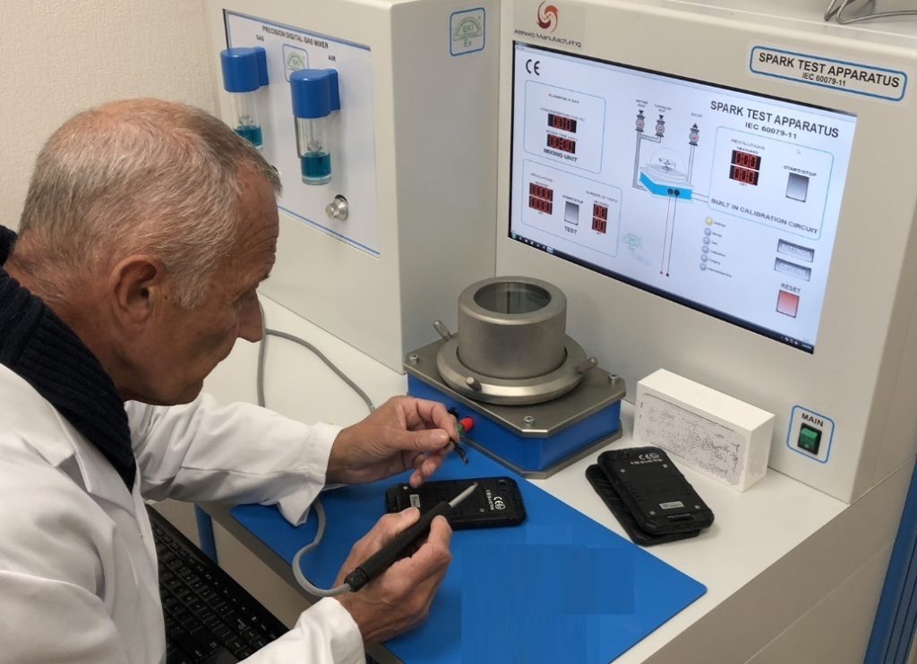 All devices are tested in the explosive atmosphere of the spark-test apparatus for
intrinsically safe circuits